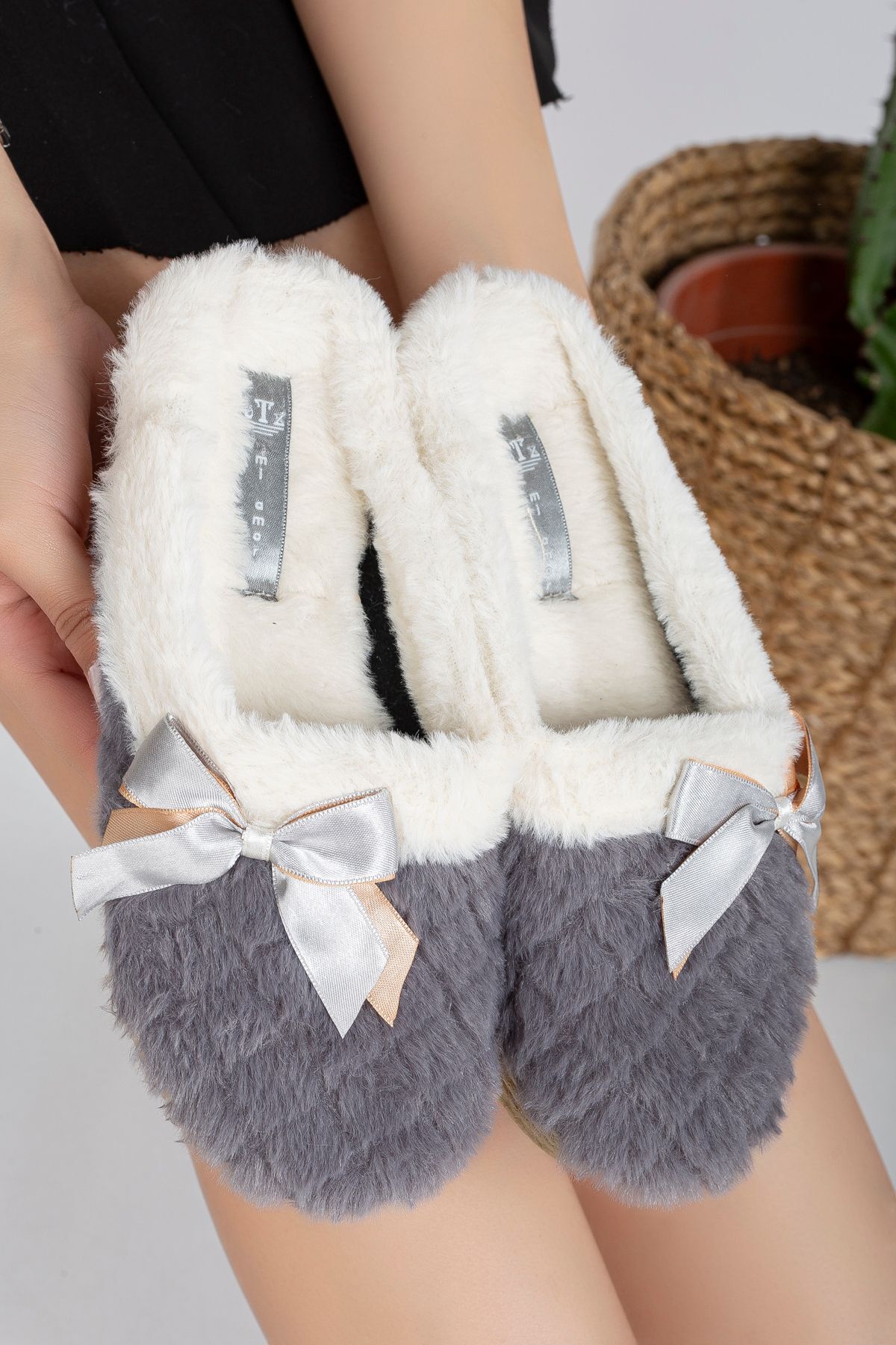 Kapalı Kadın Ev Terliği Kışlık Fiyonklu