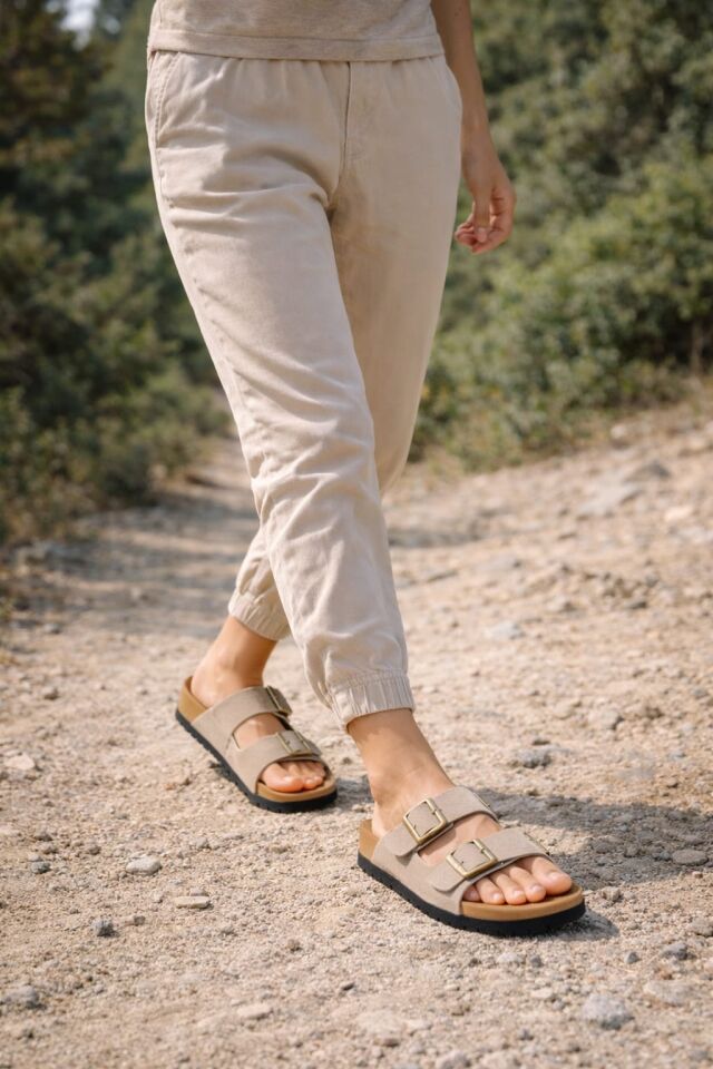 Unisex Çift Tokalı Süet Terlik – Ortopedik Kaymaz Rahat Taban Günlük Rahatlık VİZON - 45