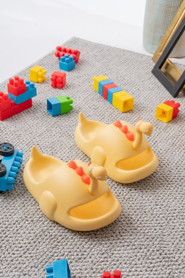 Çocuk Sevimli Kuğu Ve Dinazor Figürlü Kaymaz Terlik Banyo Plaj Havuz Balkon Terliği Unisex SARI - 25