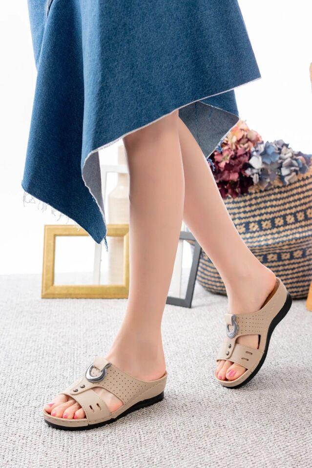 Kadın Dolgu Topuk Ortopedik Siyah Günlük Terlik Rahat Hafif Şık İçi Pedli Genç Anne Terlik HALKALI KREM - 40