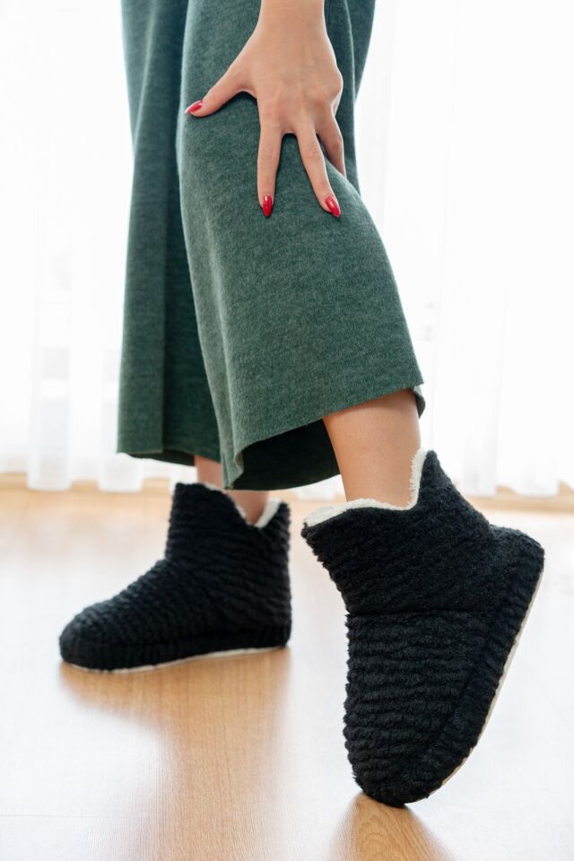 Sessiz Taban Kadın Şık Günlük Çeyiz Terlik Kapalı Ev Botu SİYAH - 40