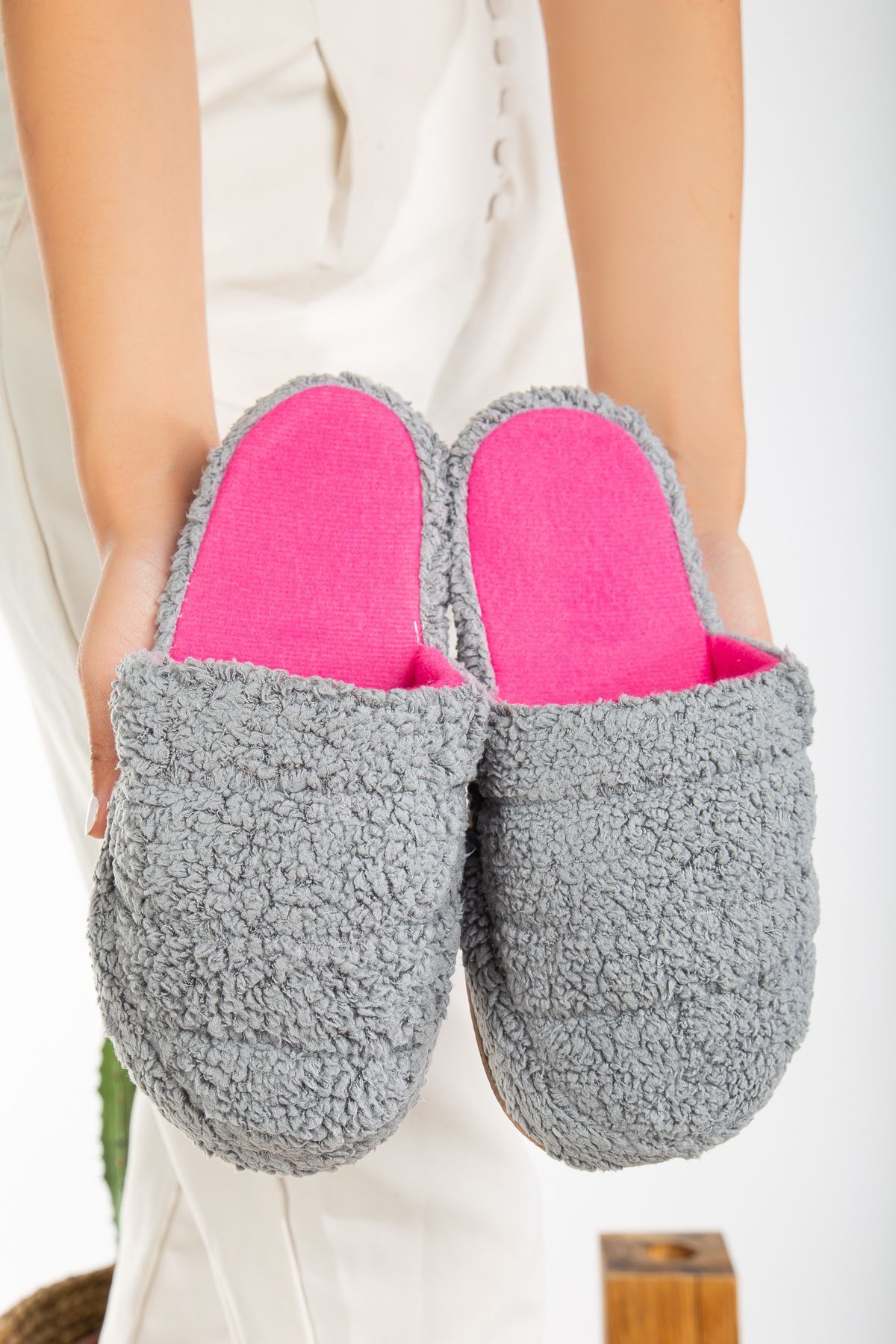 Kuzu Kumaş Yünlü Sessiz Taban Kadın Terlik Kapalı Ev Terliği GRİ - 40