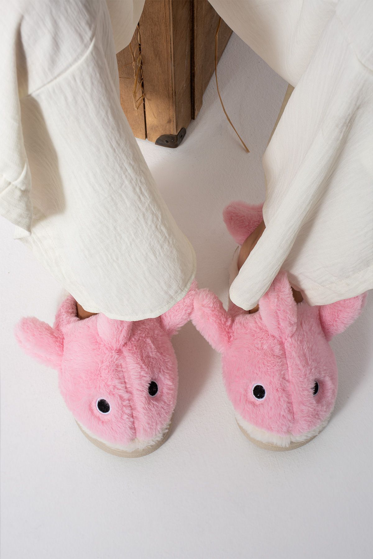 Kadın Kalın Tabanlı İçi Kürklü Sıcak Astarlı Köpek Balığı Figürlü Ev Terliği Sessiz Taban PEMBE - 36-37