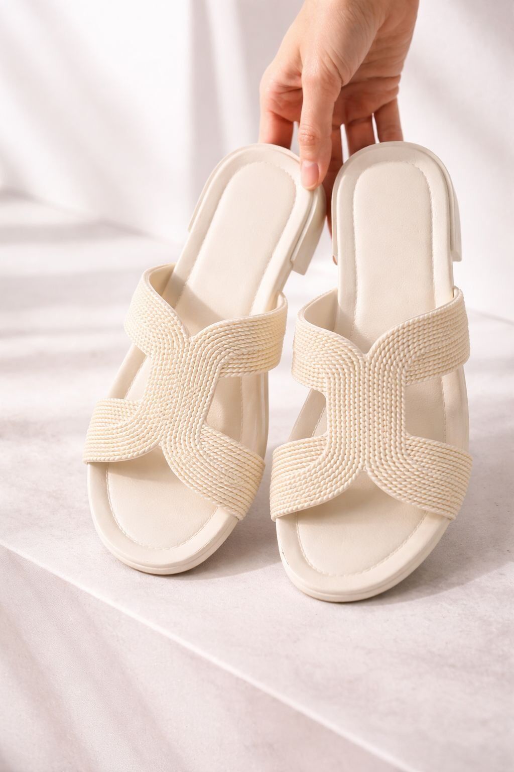 Kadın Hasır Görünümlü Bantlı Plaj Balkon Günlük Terlik Rahat Taban Şık Yaz Kombini KREM - 40