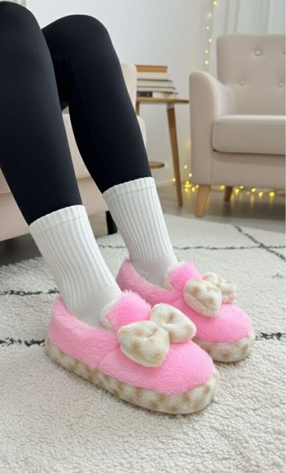 Şirin Kadın Peluş Ev Pandufu Kaymaz Taban Konforlu ve Sevimli Tasarım