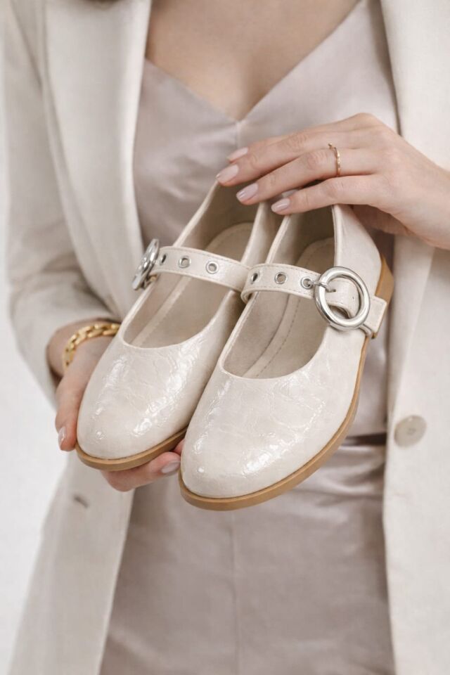 Şık Tasarım Tokalı Lastikli Klasik Babet Ayakkabı RUGAN KREM - 40