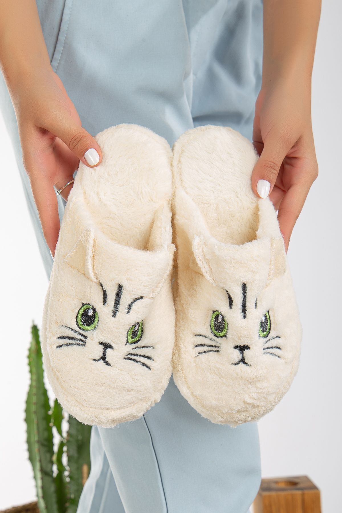Kadın Kedi Figürlü Sessiz Taban Peluş Ev Terliği KREM - 36-37