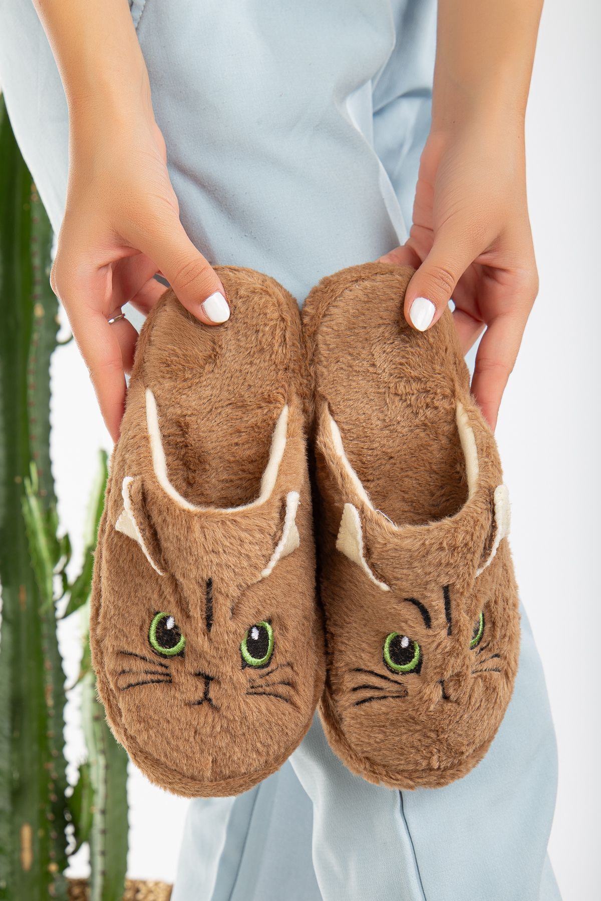 Kadın Kedi Figürlü Sessiz Taban Peluş Ev Terliği VİZON - 36-37