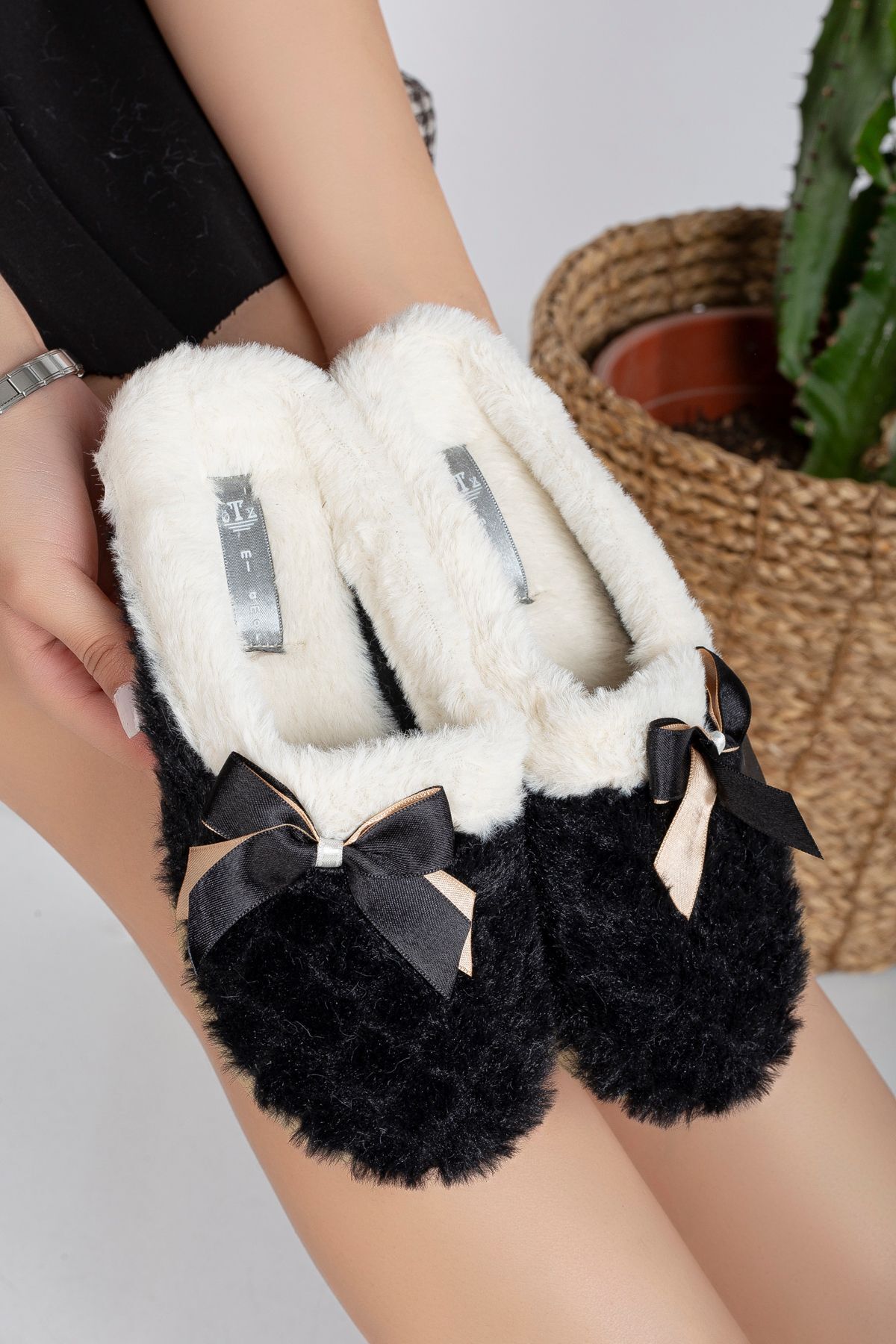 Kapalı Kadın Ev Terliği Kışlık Fiyonklu SİYAH - 37