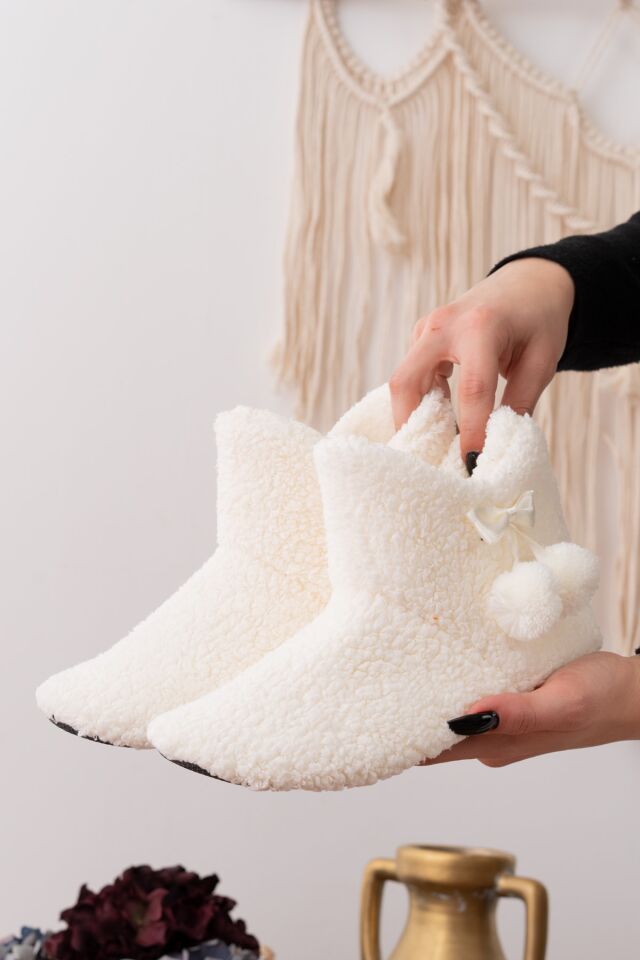 Kuzu Kumaş Yünlü Lüks Ponpon Detaylı Ev Botu Ev Pandufu Kuzu Kumaş Yünlü Lüks Ponpon Detaylı Ev Botu Ev Pandufu
