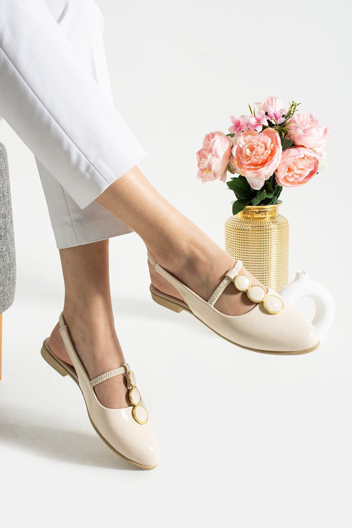 Önü Kapalı Taşlı Arkası Açık Düz Taban Babet Sandalet KREM - 38