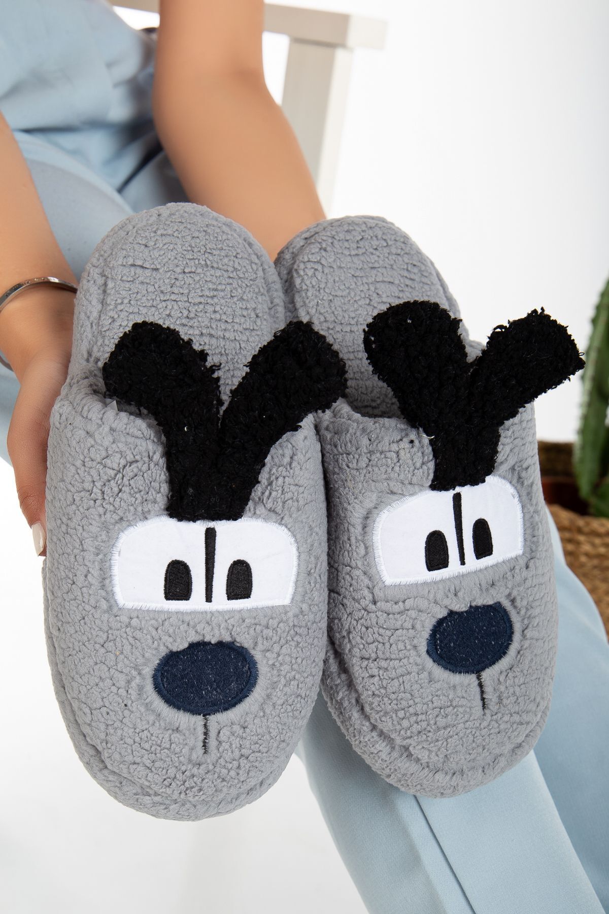 Kadın Köpek Figürlü Sessiz Taban Peluş Ev Terliği GRİ - 38-39