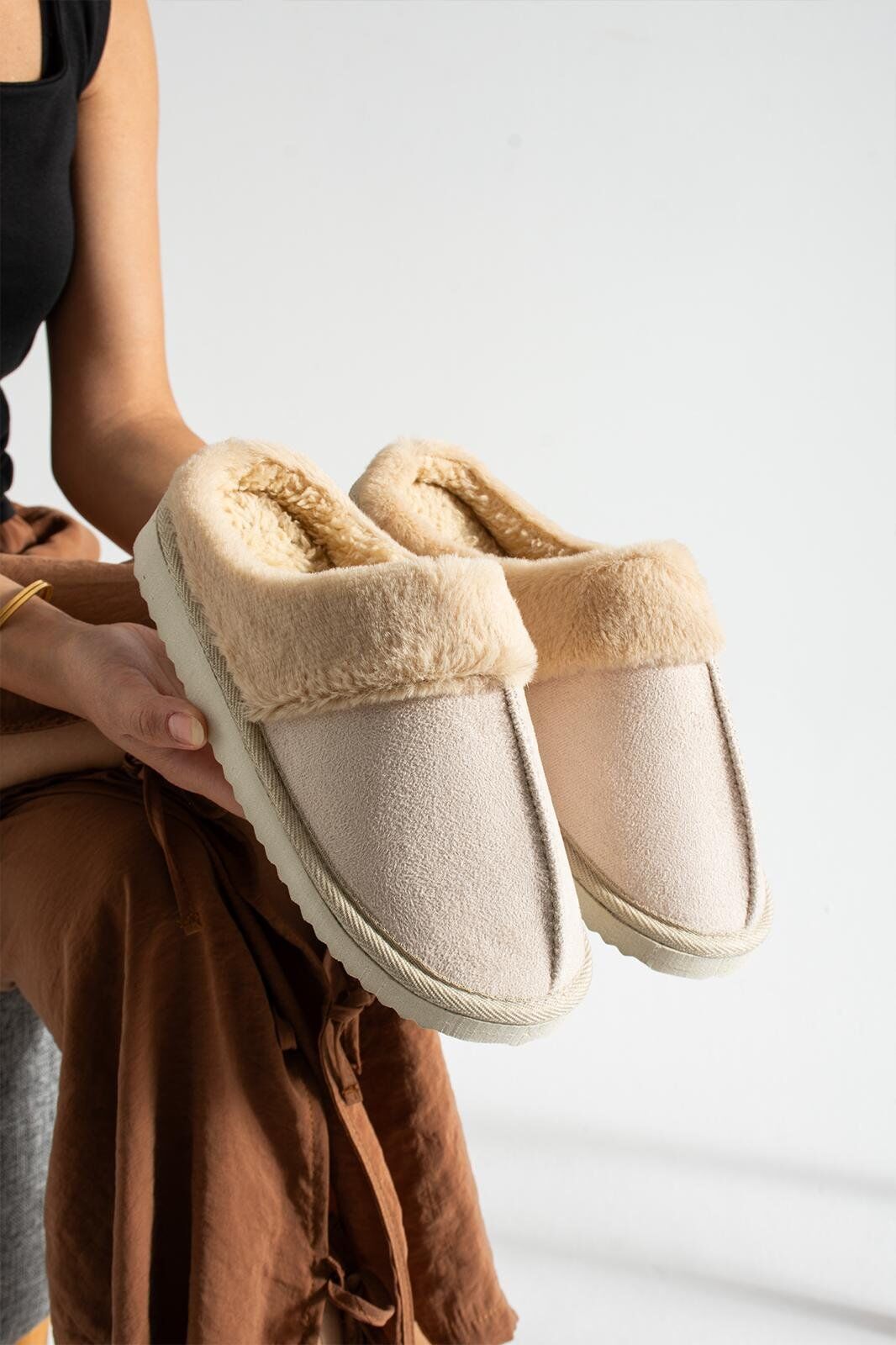 Kadın Ev Terliği Peluş Ev Terliği Ses Yapmaz Taban Sıcak Şık Tasarım KREM - 40