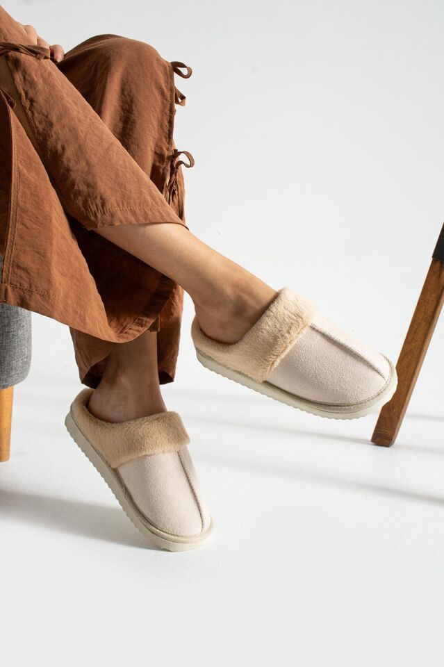 Kadın Ev Terliği Peluş Ev Terliği Ses Yapmaz Taban Sıcak Şık Tasarım KREM - 40