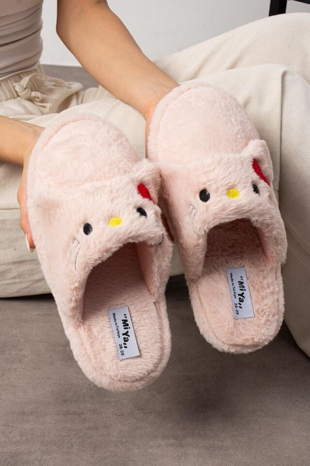 Kadın Panda Figürlü Sessiz Taban Peluş Ev Terliği Kadın Panda Figürlü Sessiz Taban Peluş Ev Terliği