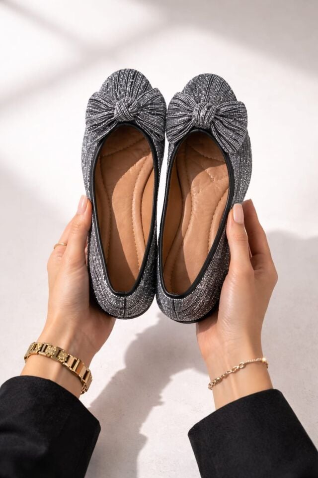 Kadın Simli Taşlı Fiyonklu Babet Ayakkabı – Rahat, Şık, Günlük Kullanım Kadın Simli Taşlı Fiyonklu Babet Ayakkabı – Rahat, Şık, Günlük Kullanım