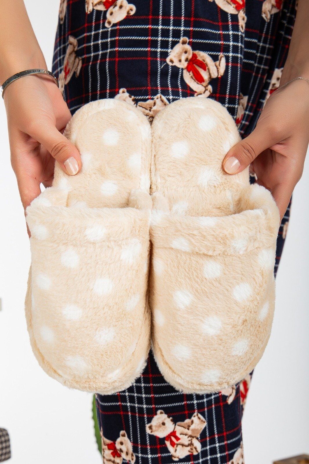 Kadın Yıldızlı Peluş Ev Terliği Çeyiz-bohça Terliği PUANTİYELİ KREM - 36