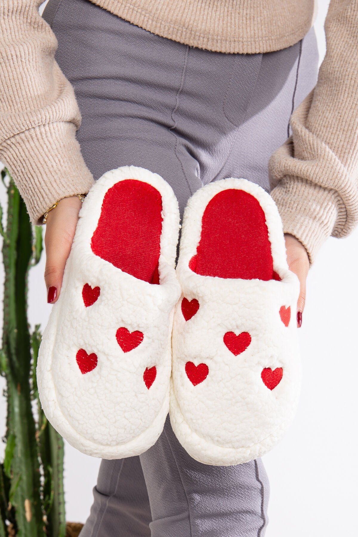 Kadın Peluş Kalpli  Ev Terliği  Peluş Ev Terliği Misafir Terliği Bohça Terliği EKRU - 38