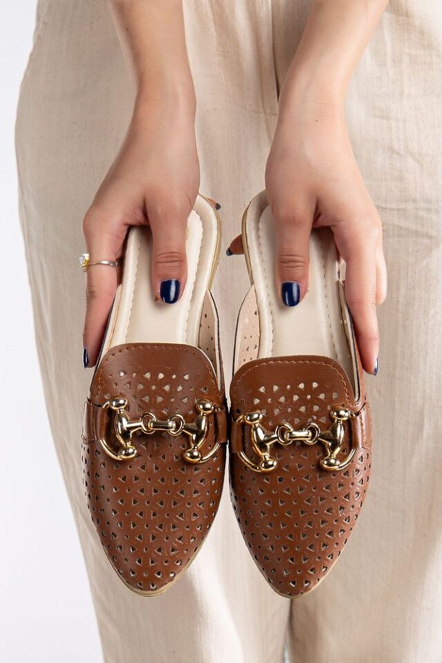 Kadın Önü Kapalı Zımbalı Günlük Terlik BEYAZ - 37