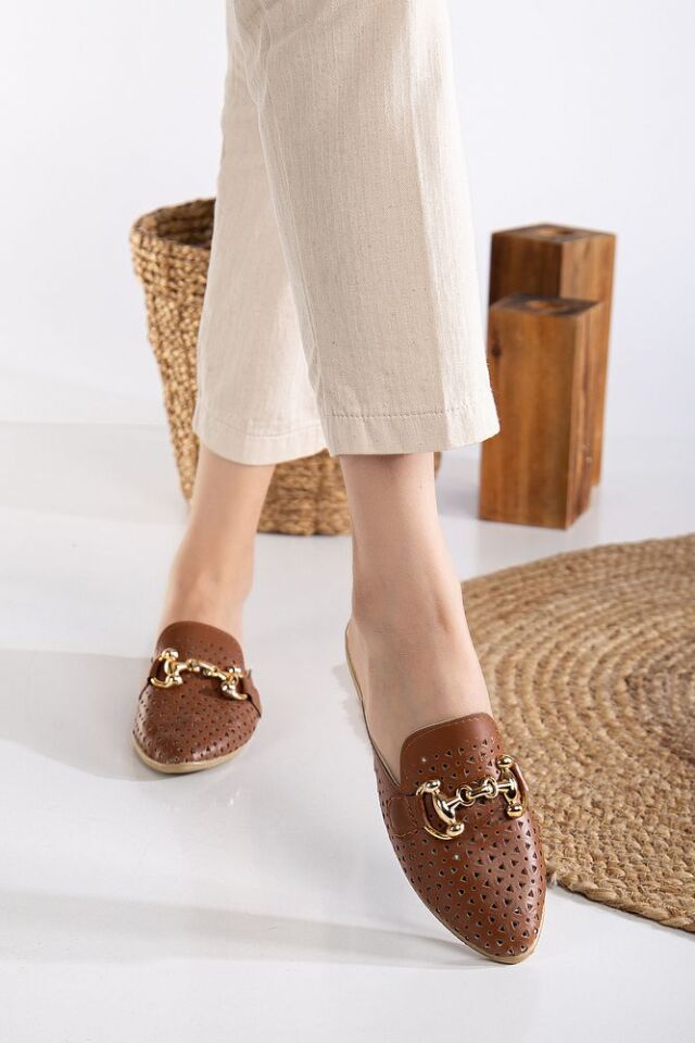 Kadın Önü Kapalı Zımbalı Günlük Terlik BEYAZ - 37