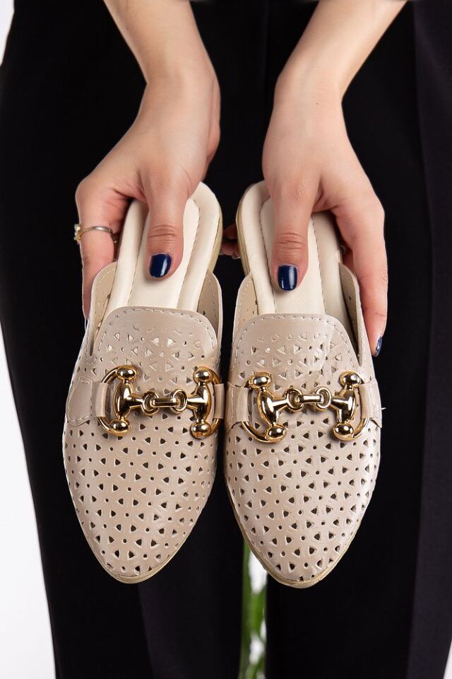 Kadın Önü Kapalı Zımbalı Günlük Terlik BEYAZ - 37