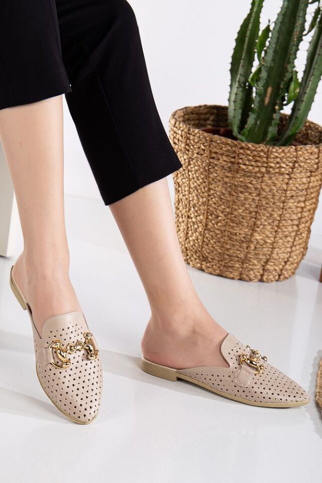 Kadın Önü Kapalı Zımbalı Günlük Terlik BEYAZ - 37