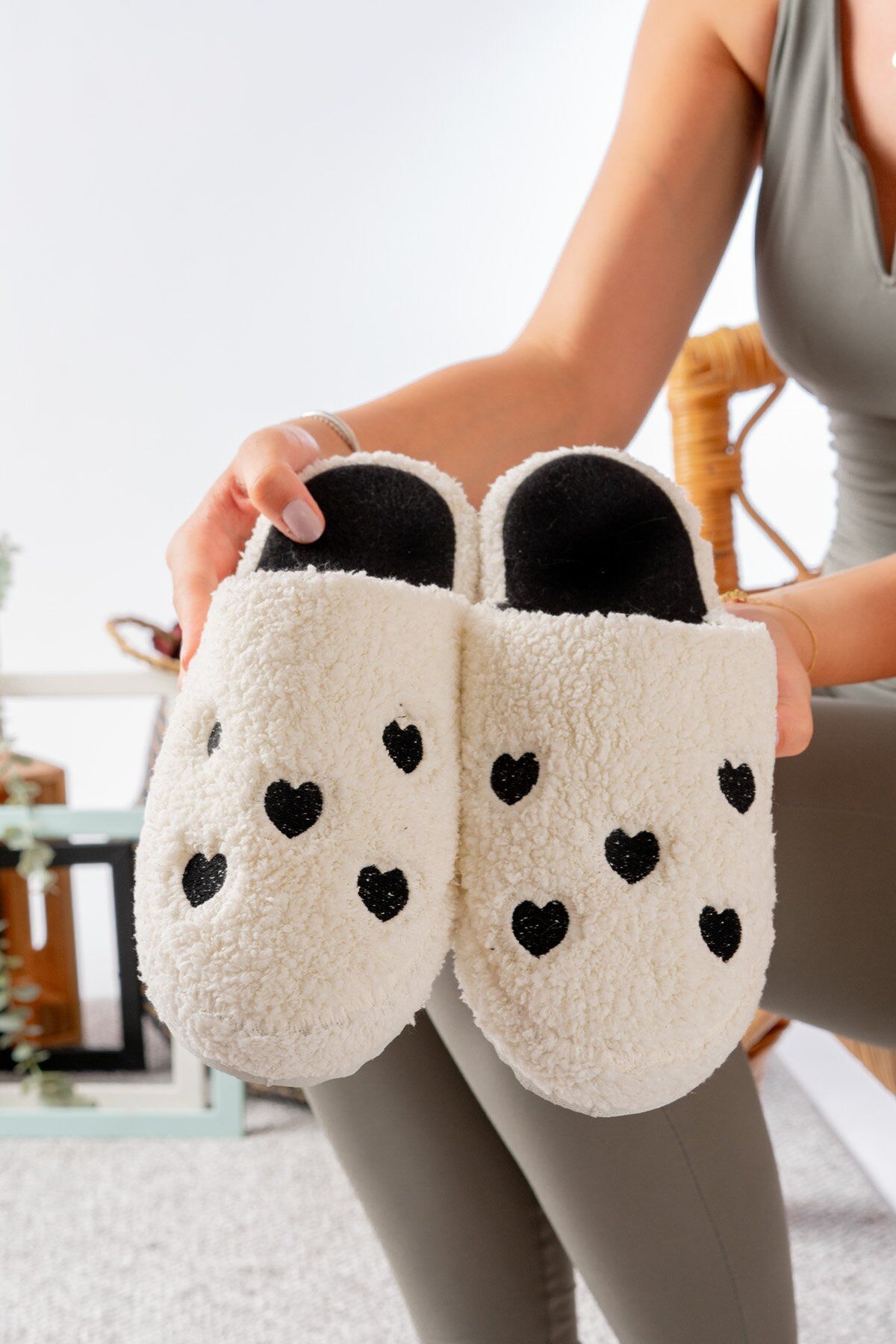 Kadın Peluş Kalpli  Ev Terliği  Peluş Ev Terliği Misafir Terliği Bohça Terliği BEYAZ-SİYAH - 36-37