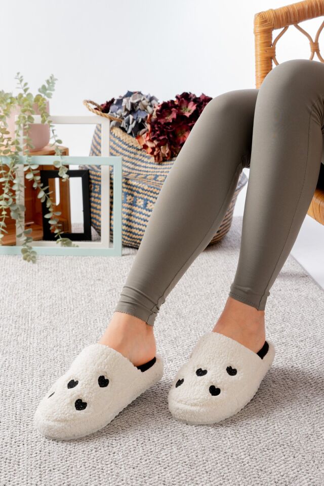 Kadın Peluş Kalpli  Ev Terliği  Peluş Ev Terliği Misafir Terliği Bohça Terliği BEYAZ-SİYAH - 36-37