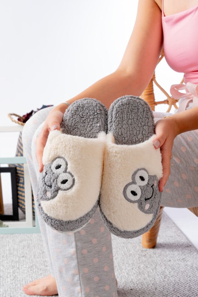 Kadın Kurbağa Figürlü Sessiz Taban Peluş Ev Terliği Kadın Kurbağa Figürlü Sessiz Taban Peluş Ev Terliği