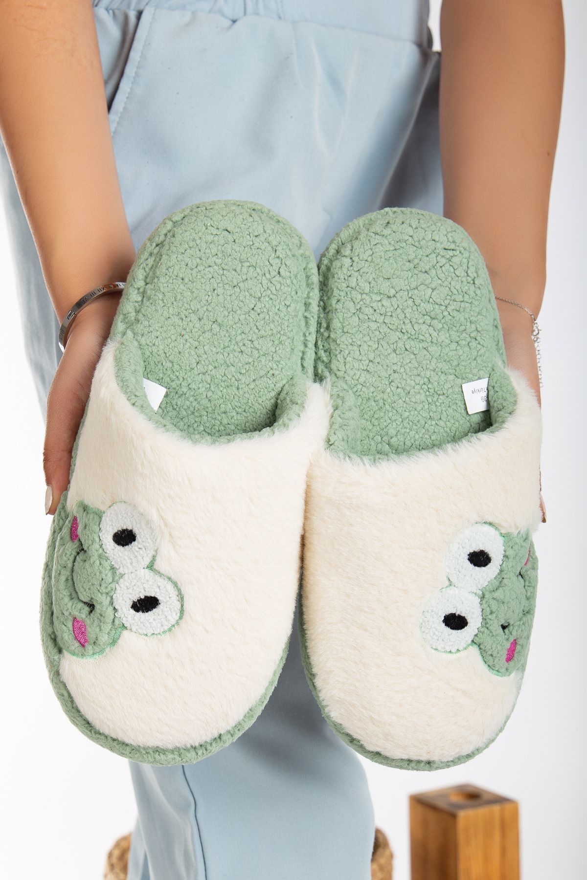 Kadın Kurbağa Figürlü Sessiz Taban Peluş Ev Terliği KREM-HAKİ - 38-39