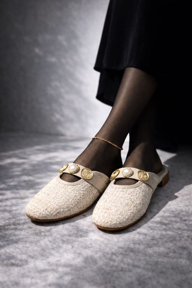 İnci ve Gold Tokalı Ekose Dokulu Şık Kadın Terlik Ev Terliği KREM-ALTIN - 38