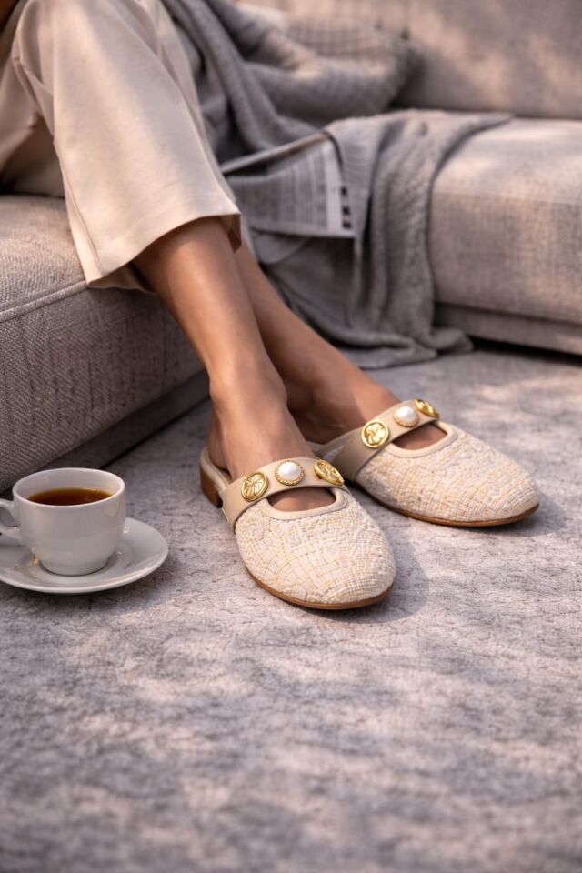 İnci ve Gold Tokalı Ekose Dokulu Şık Kadın Terlik Ev Terliği KREM-ALTIN - 40