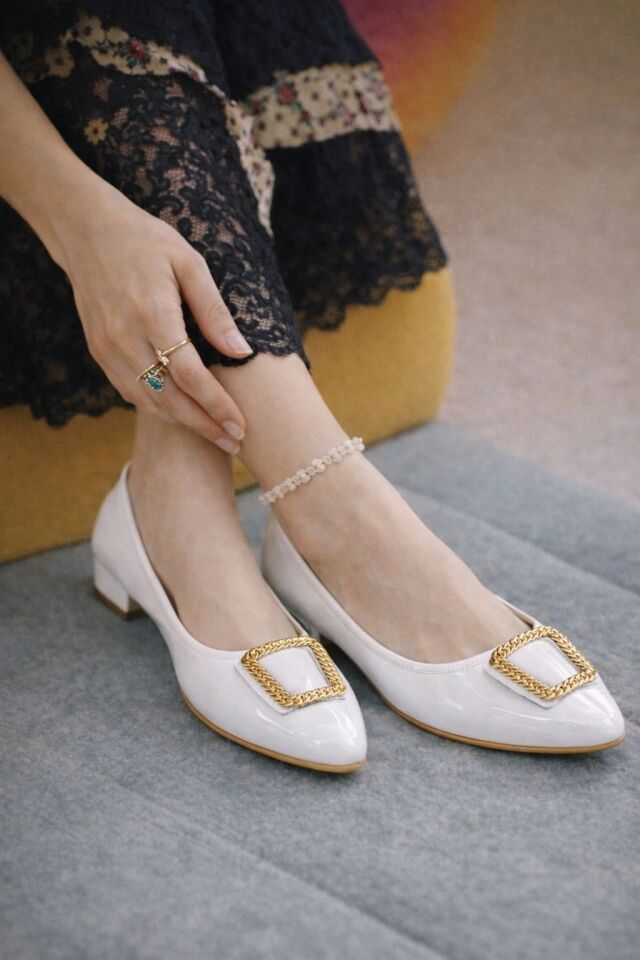 Kadın Gold Aksesuarlı Şık Parlak Günlük  Babet BEYAZ - 40