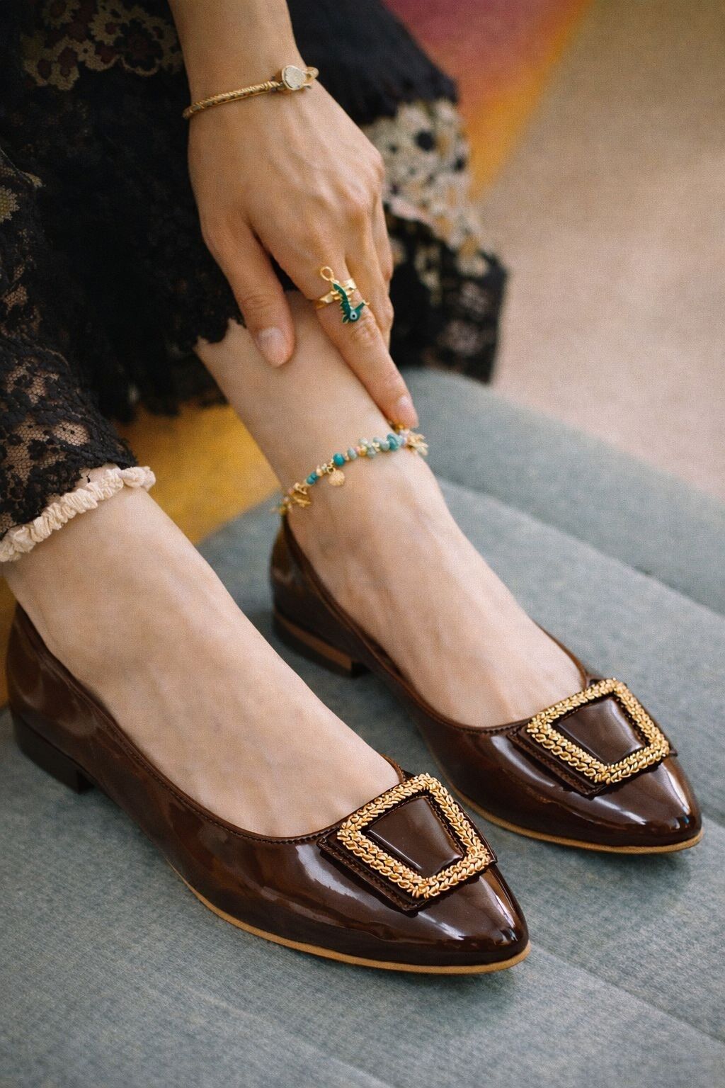 Kadın Gold Aksesuarlı Şık Parlak Günlük  Babet KAHVERENGİ - 40