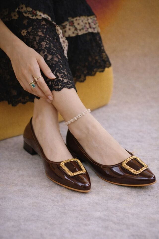 Kadın Gold Aksesuarlı Şık Parlak Günlük  Babet KAHVERENGİ - 40