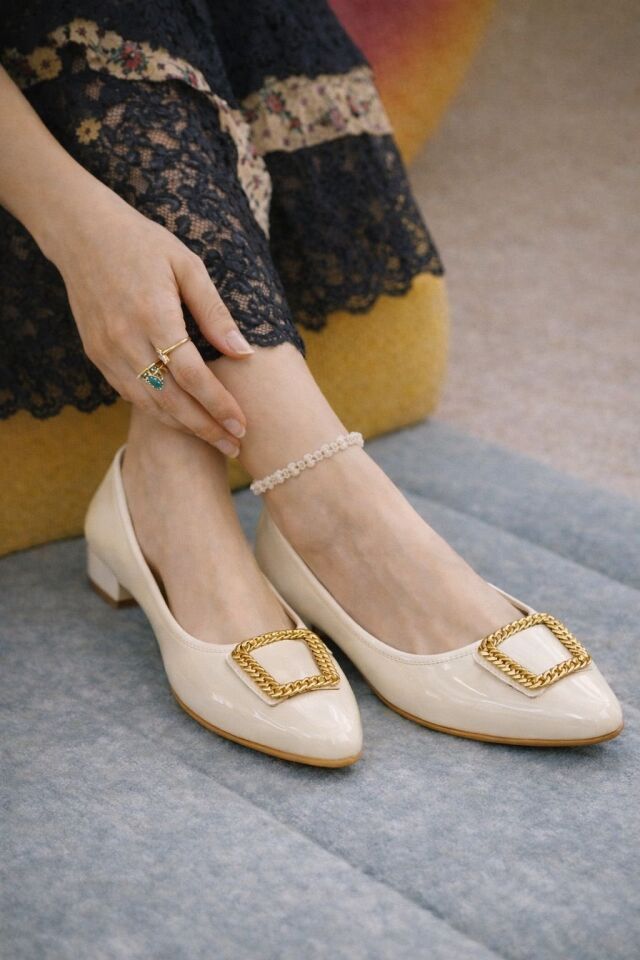 Kadın Gold Aksesuarlı Şık Parlak Günlük  Babet KREM - 40